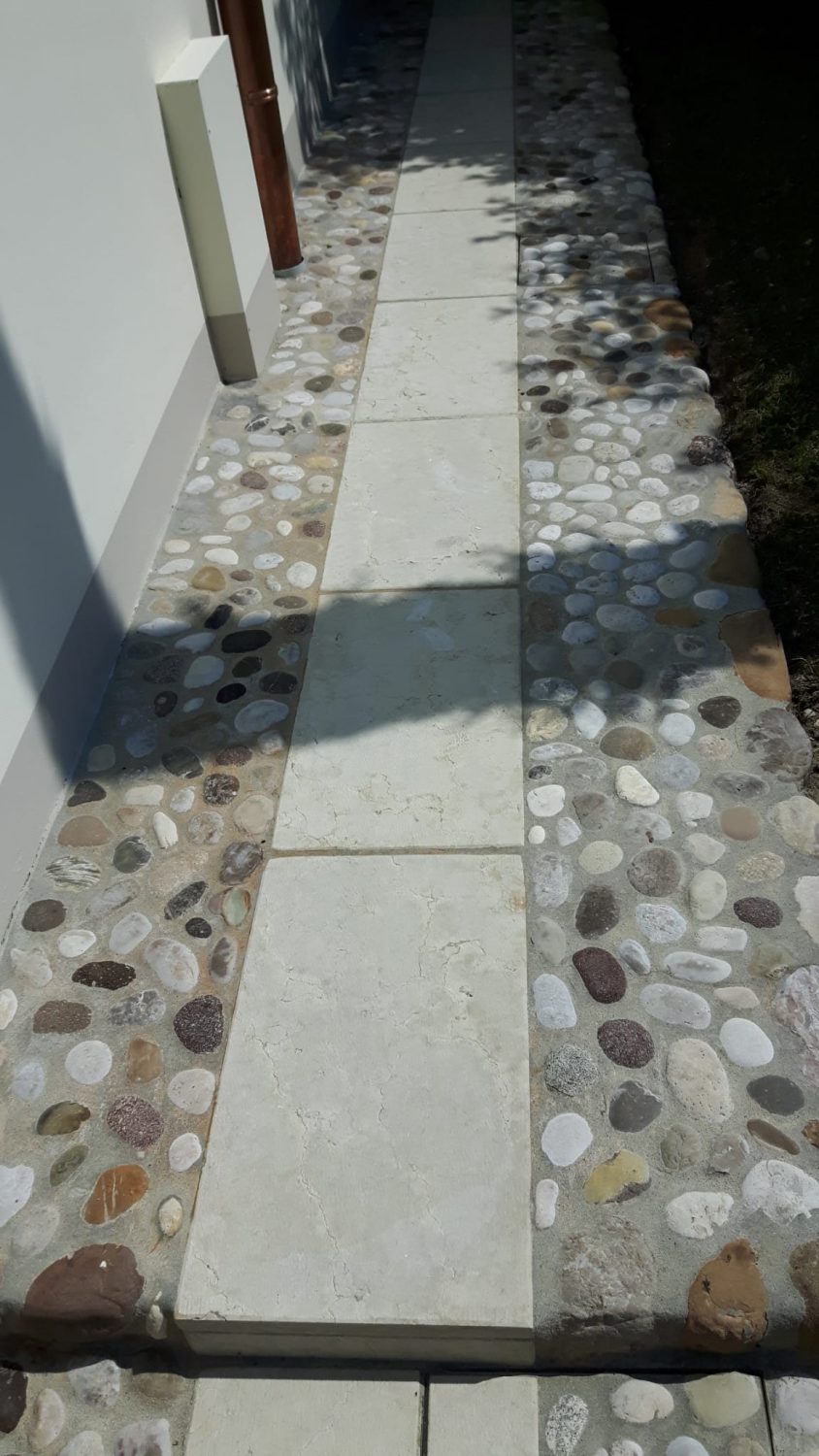 Marciapiede in ciottolato con inserto in pietra dopo il trattamento